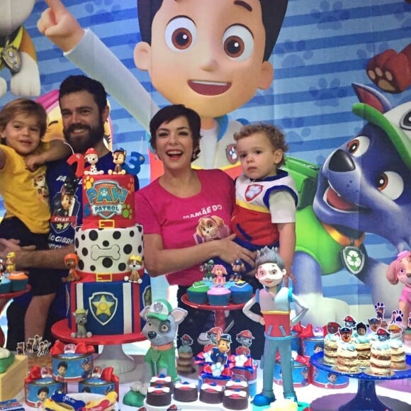 Regiane Alves festeja em família o aniversário de 3 anos de João Gabriel e de 2 anos de Antonio com a decoração temática da Patrulha Canina