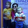 Regiane Alves posa com os filhos, João Gabriel e Antonio, na entrada da casa de festas, na Zona Oeste do Rio de Janeiro