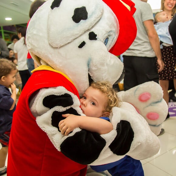 Antonio, filho de Regiane Alves com João Gomez, comemorou bastante a festa de aniversário com os personagens da Patrulha Canina