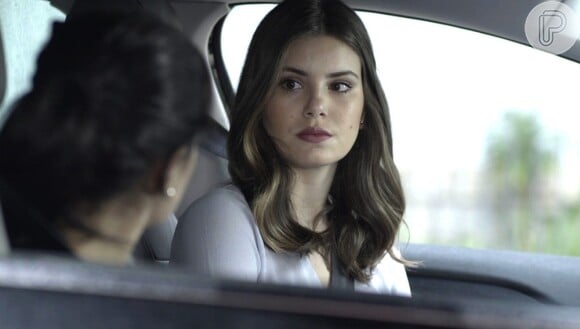 Antônia (Vanessa Giácomo) ajuda Luiza (Camila Queiroz) a investigar a morte da primeira mulher de Eric (Mateus Solano), na novela 'Pega Pega'