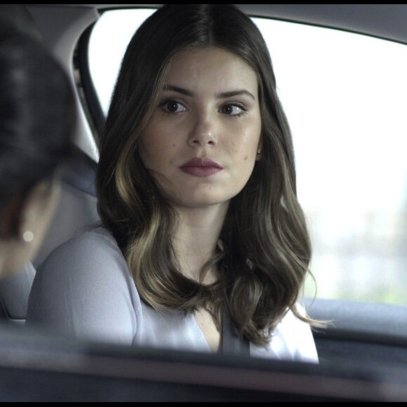 Antônia (Vanessa Giácomo) ajuda Luiza (Camila Queiroz) a investigar a morte da primeira mulher de Eric (Mateus Solano), na novela 'Pega Pega'