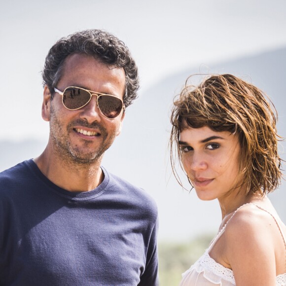 Maria (Carla Salle), envolvida com Toni (Marcos Palmeira) ganha carinho de Monique (Letícia Spiller) e se entrega a beijo dela, em 'Os Dias Eram Assim'