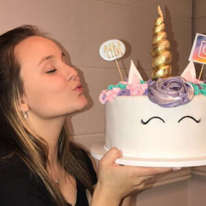 Larissa Manoela comemorou com bolo os 11 milhões de seguidores com festa nesta quinta-feira, 31 de agosto de 2017