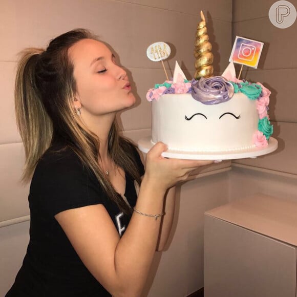 Larissa Manoela comemorou com bolo os 11 milhões de seguidores com festa nesta quinta-feira, 31 de agosto de 2017