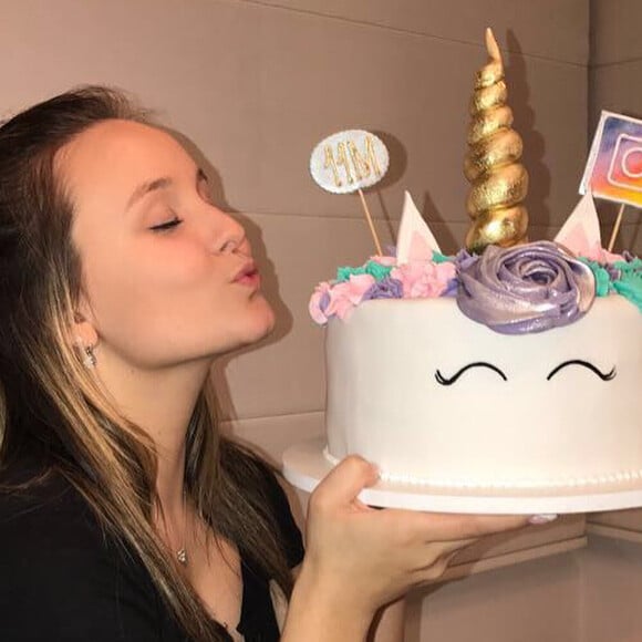 Larissa Manoela comemorou com bolo os 11 milhões de seguidores com festa nesta quinta-feira, 31 de agosto de 2017