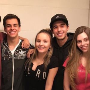 Larissa Manoela reuniu amigos como Pedro Motta, com quem negou romance, ao comemorar 11 milhões de seguidores no Instagram