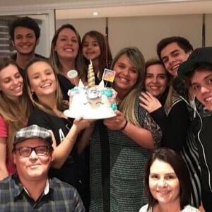 Larissa Manoela reuniu um time de amigos para festejar os 11 milhões de seguidores em rede social: 'Foi gostoso demais estar com vocês'