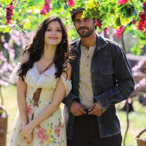 Maria Vitória (Vitória Strada) e Inácio (Bruno Cabrerizo) se envolvem em 'Tempo de Amar', a portuguesa engravida e, sem saber que será pai, o jovem se muda para o Rio de Janeiro para trabalhar