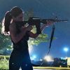 Bibi (Juliana Paes) atira na mão de um assaltante durante fuga de carro, na novela 'A Força do Querer', em 26 de setembro de 2017