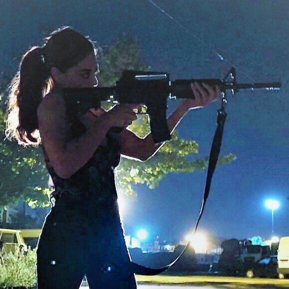 Bibi (Juliana Paes) atira na mão de um assaltante durante fuga de carro, na novela 'A Força do Querer', em 26 de setembro de 2017