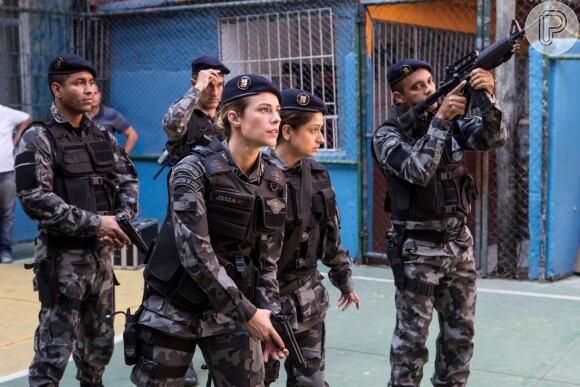 Jeiza (Paolla Oliveira) invade o morro com sua equipe e troca tiros com Bibi (Juliana Paes), na novela 'A Força do Querer'