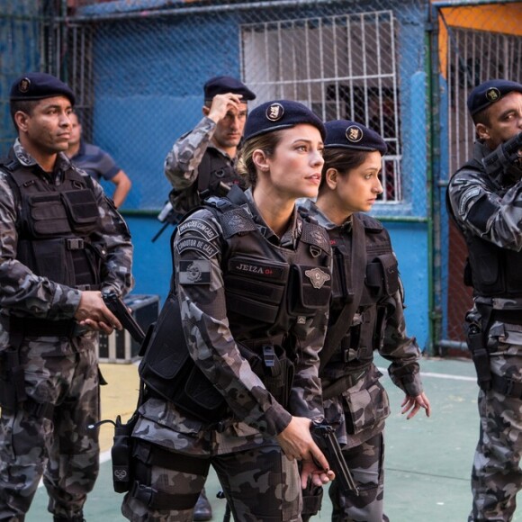 Jeiza (Paolla Oliveira) invade o morro com sua equipe e troca tiros com Bibi (Juliana Paes), na novela 'A Força do Querer'