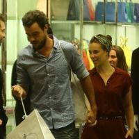 Paolla Oliveira compra sapatos com o marido, Joaquim Lopes, em shopping no Rio