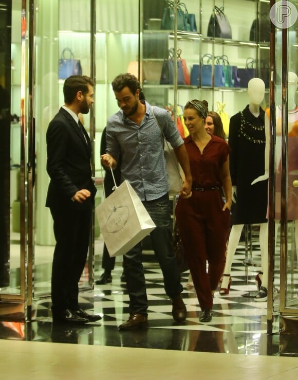 Paola Oliveira deixa loja de sapatos ao lado do marido, Joaquim Lopes, em shopping da Barra da Tijuca, Zona Oeste do Rio de Janeiro, em 21 de abril de 2014