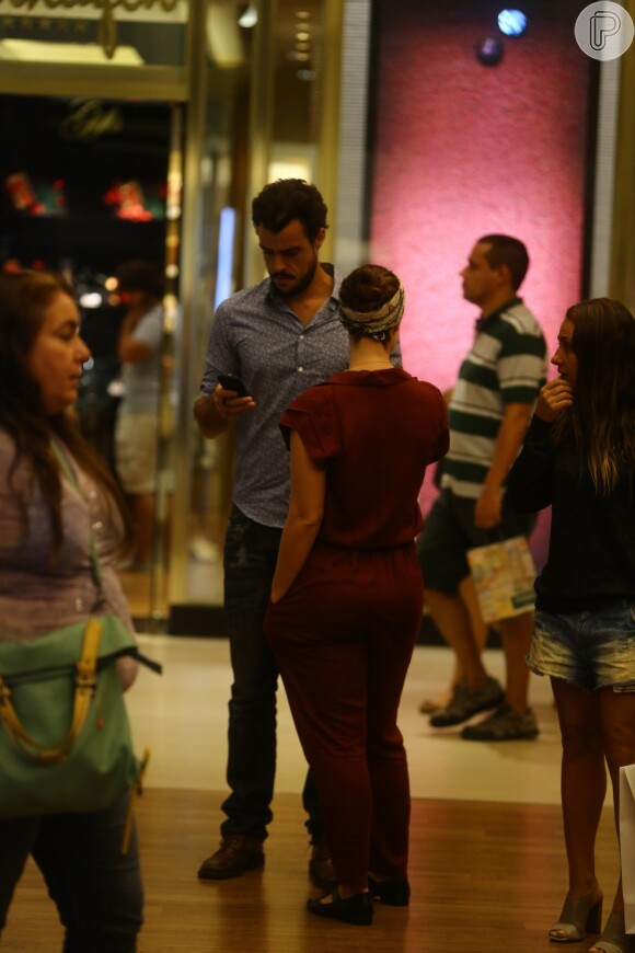 Paola Oliveira e Joaquim Lopes aguardam em fila após compras em um shopping da Barra da Tijuca, Zona Oeste do Rio de Janeiro