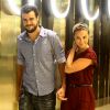 Paola Oliveira e Joaquim Lopes passeiam juntos por shopping após a atriz comprar sapatos