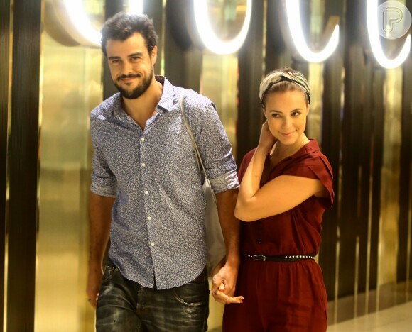 Paola Oliveira e Joaquim Lopes passeiam juntos por shopping após a atriz comprar sapatos