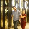Paola Oliveira e Joaquim Lopes passeiam juntos por shopping da Barra da Tijuca, Zona Oeste do Rio de Janeiro, após a atruz comprar sapatos