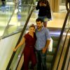 Paola Oliveira e Joaquim Lopes passeiam juntos por shopping da Barra da Tijuca, Zona Oeste do Rio de Janeiro, após a atruz comprar sapatos