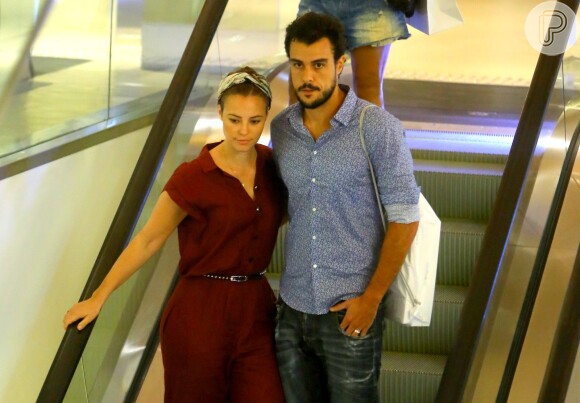 Paola Oliveira e Joaquim Lopes juntos em escada rolante de shopping