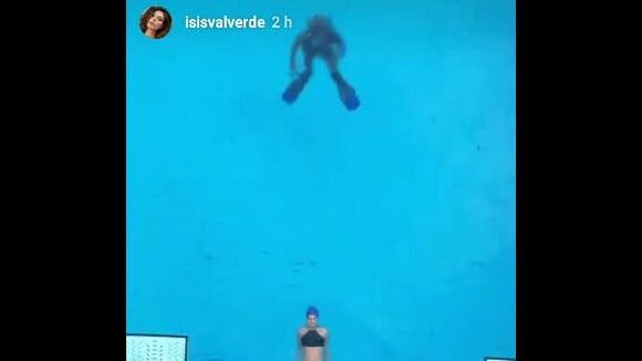Isis Valverde nada em piscina olímpica com cauda de sereia nesta sexta-feira, dia 01 de setembro de 2017