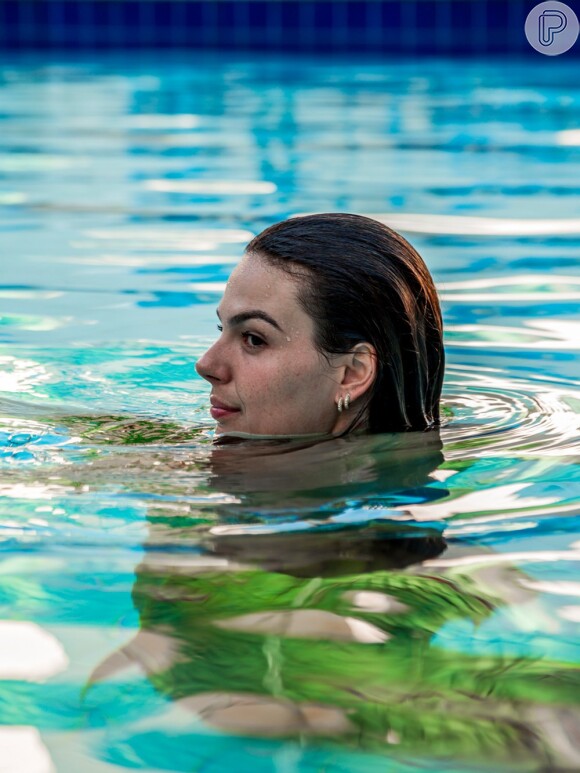 Isis Valverde nada em piscina olímpica para treinamento para novela das nove