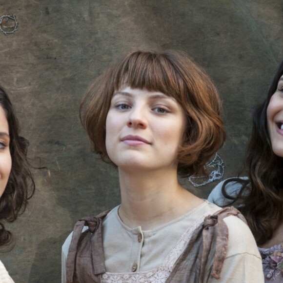 Felícia (Amanda de Godoi), Natália (Giulia Gayoso) e Helena (Jessika Alves) fogem para o Brasil com a promessa de trabalhar em um instituto, mas vão parar no cabaré da Madame Lucerne (Regina Duarte)