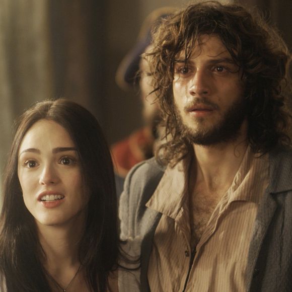 Anna (Isabelle Drummond) saem do navio em chamas, mas acreditam que Thomas (Gabriel Braga Nunes) tenha morrido carbonizado, no capítulo que vai ao ar sexta-feira, dia 15 de setembro de 2017, na novela 'Novo Mundo'