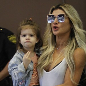 Mãe e filha foram clicadas em shopping na Barra da Tijuca, no Rio de Janeiro