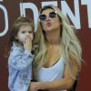 Mirella Santos passeia com filha, Valentina, de 3 anos, que manda beijos ao ver fotógrafo nesta sexta-feira, dia 01 de setembro de 2017