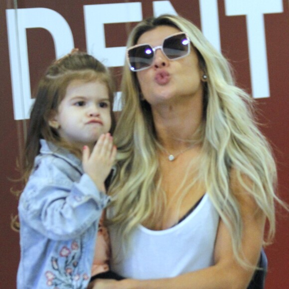 Valentina, de 3 anos, acenou para o fotógrafo no colo da mãe, Mirella Santos