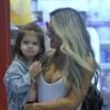 Mirella Santos passeia com filha, Valentina, de 3 anos, no colo, em shopping no Rio de Janeiro