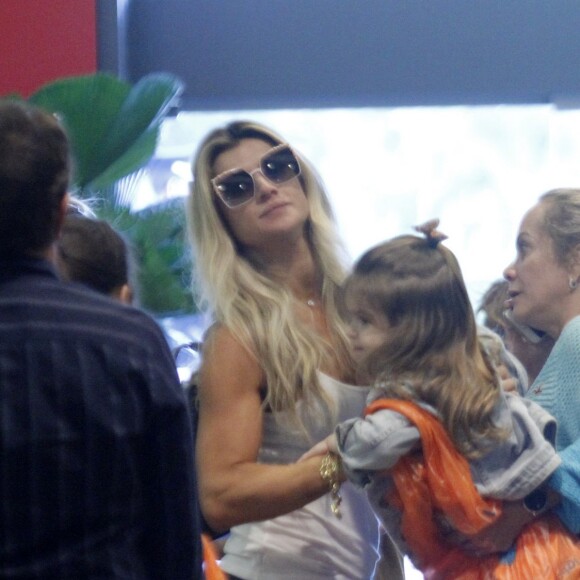 Mirella Santos passeia com filha, Valentina, de 3 anos, e a mãe, Alba