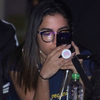 Anitta, de óculos de grau, curte evento do namorado, Thiago Magalhães, no Rio