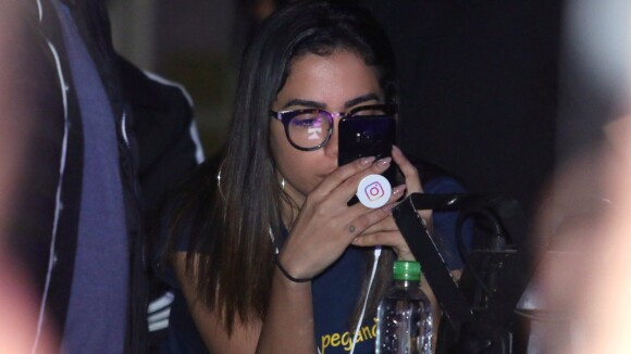Anitta, de óculos de grau, curte evento do namorado, Thiago Magalhães, no Rio