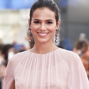 Bruna Marquezine apostou em um look esvoaçante e transparente na cor pink millenial