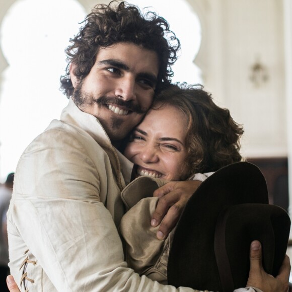 Leopoldina (Leticia Colin) e Pedro (Caio Castro) ficam juntos e felizes no final da novela 'Novo Mundo', em 26 de setembro de 2017