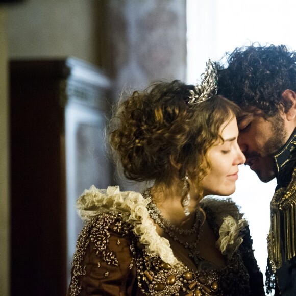 Leopoldina (Leticia Colin) e Pedro (Caio Castro) celebram o Independência do Brasil e, juntos, esperam um futuro melhor para o país, no final da novela 'Novo Mundo'