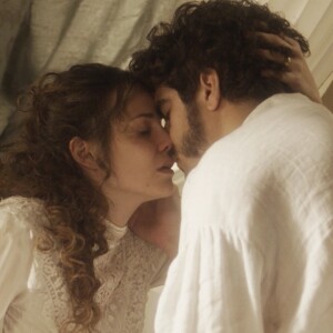 A novela 'Novo Mundo' termina com o casal Leopoldina (Leticia Colin) e Pedro (Caio Castro) junto, conforme quer a torcida do público, no final da novela 'Novo Mundo'