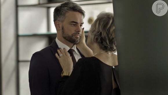 Adriano (Márcio Kieling) é médico de Sabine (Irene Ravache) e já foi namorado dela, na novela 'Pega Pega'