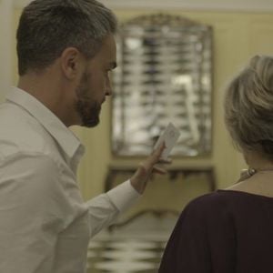 Adriano (Márcio Kieling) decide sair do país e deixa o contato de um colega para substiuí-lo no tratamento de Sabine (Irene Ravache), na novela 'Pega Pega'