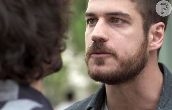 Armado, Ruy (Fiuk) confronta Zeca (Marco Pigossi) e ele revela que é casado com Ritinha (Isis Valverde), 'de papel passado', na novela 'A Força do Querer'