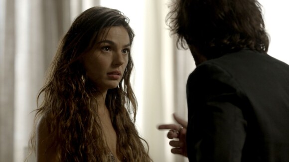 Ritinha (Isis Valverde) diz a Ruy (Fiuk) que Zeca (Marco Pigossi) está atrás dela, e o acusa de ter ameaçado dizer por aí que ela é dele, na novela 'A Força do Querer'