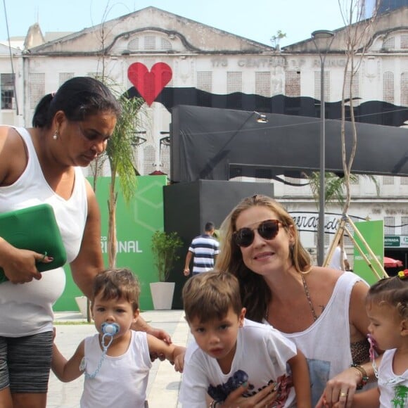 Luana Piovani e Pedro Scooby levaram duas babás para Noronha para ajudar com as crianças