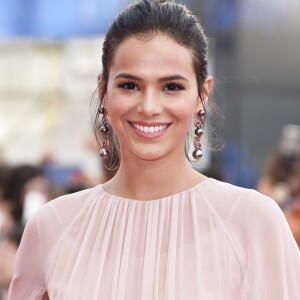 Em seu primeiro dia no Festival de Veneza, Bruna Marquezine também usou um vestido assinado por Alberta Ferretti