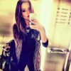 Giovanna Lancellotti tirou uma foto de seu look no espelho de um elevador