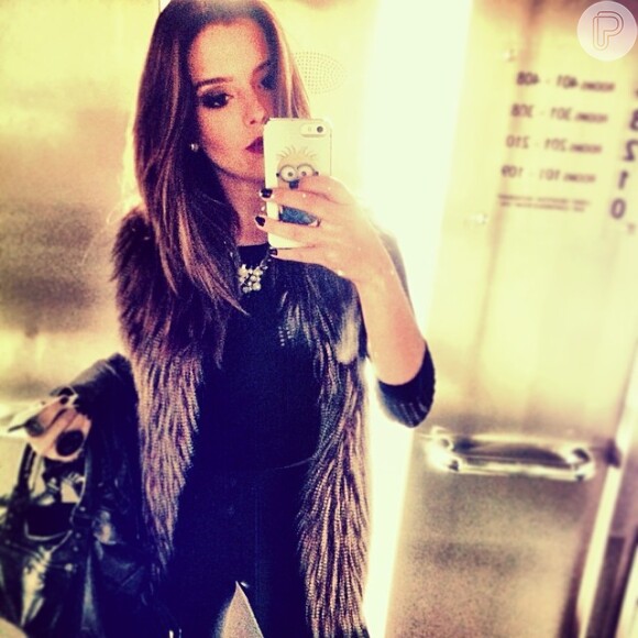 Giovanna Lancellotti tirou uma foto de seu look no espelho de um elevador