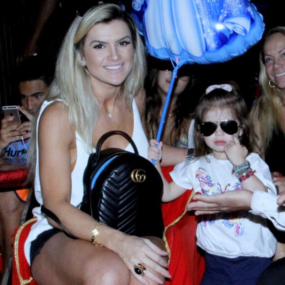 Valentina posou com um palhaço do circo