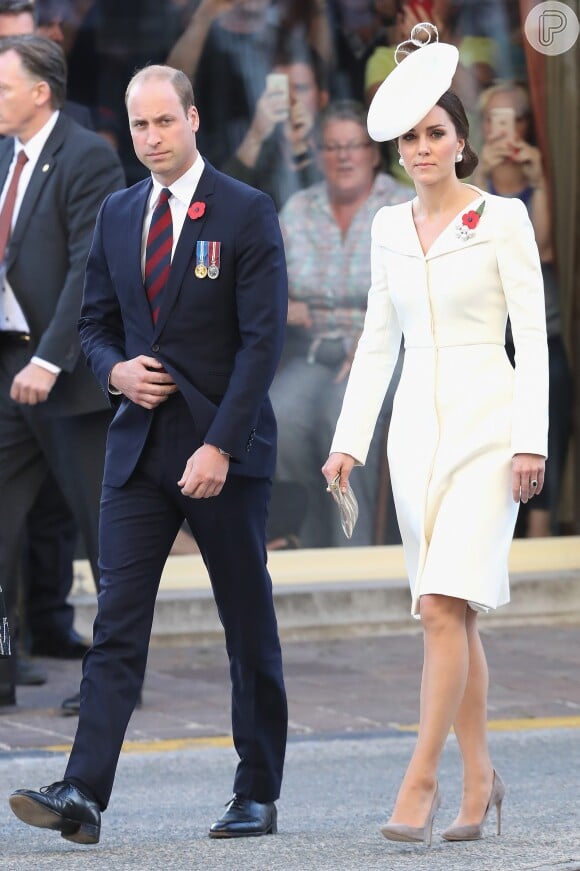 'Como nas duas gestações, a Duquesa está sofrendo com hiperemese gravídica e está sendo cuidada no Kensington Palace', informou o comunicado do representante de Kate Middleton e Príncipe William