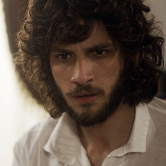 No último capítulo da novela 'Novo Mundo', Joaquim (Chay Suede) domina Thomas (Gabriel Braga Nunes) após Anna (Isabelle Drummond) conseguir se desvencilhar e ameaçar o vilão com um alfinete